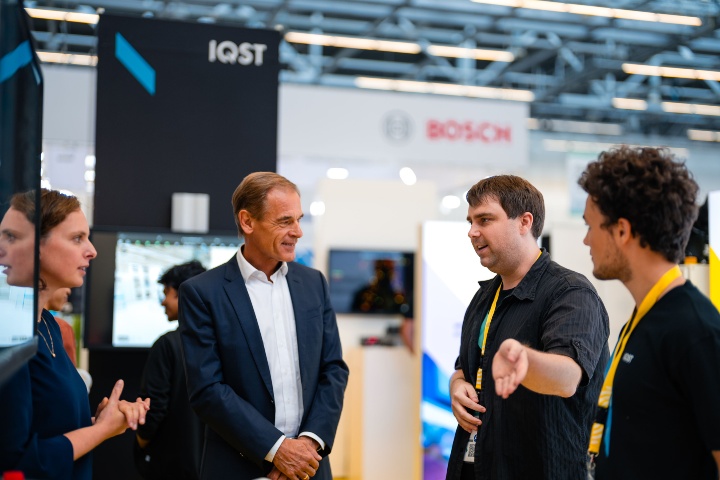 Dr. Philipp Karl at the Quantum Effects Stuttgart exhibition on 10 October 2023 at Messe Stuttgart, together with IQST director and GRK project leader Prof. Dr. Stefanie Barz (left), Dr. Volkmar Denner, former CEO of Bosch and head of the Quantum Initiative Baden-Württemberg.